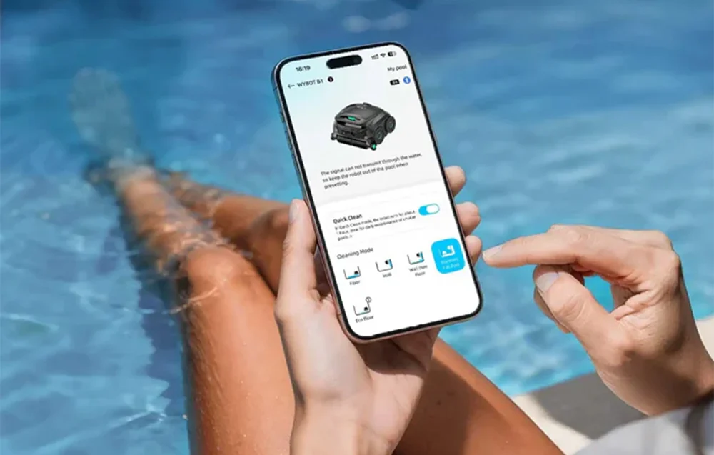 Ekran smartfona z aplikacją WYBOT APP do zdalnego sterowania robotem basenowym.